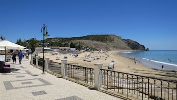 Una playa cerca, toallas de playa