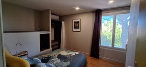 3 slaapkamers, een bureau, een strijkplank/strijkijzer, gratis wifi