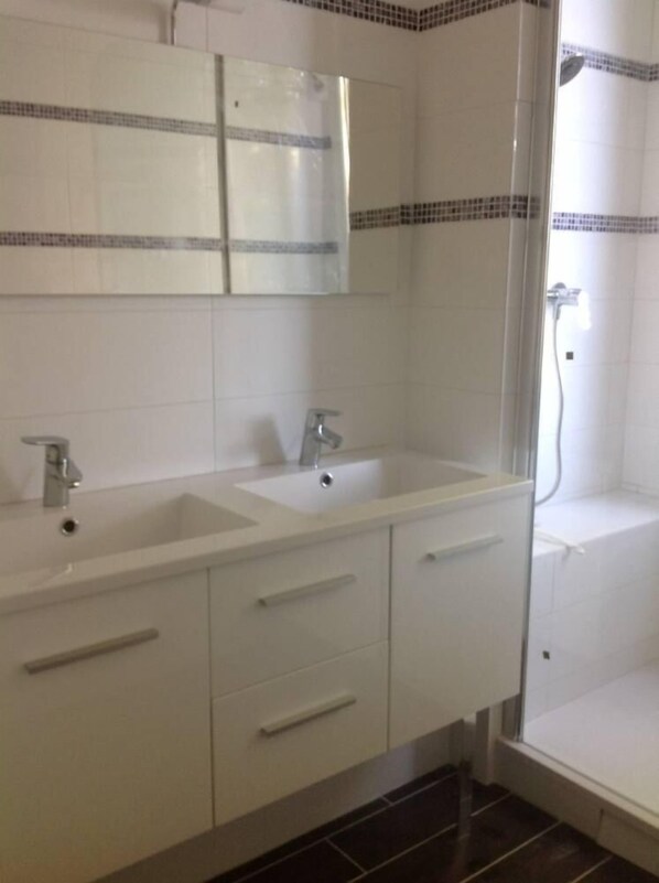 A bathroom with two sinks, a mirror, and a shower. - "MarViva" Air-conditioned house, 2/3 bedrooms - Private swimming pool, 5 min walk to the beach (La Seyne-Sur-Mer)