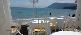 "MarViva" Air-conditioned house, 2/3 bedrooms - Private swimming pool, 5 min walk to the beach