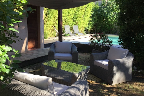 Salon de jardin
le lieu idéal pour relaxer à l'ombre de la pergola.