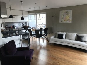 TV, books - Cool 2-bed penthouse, with a 40 sqm terrace, stunning views on the city (London)