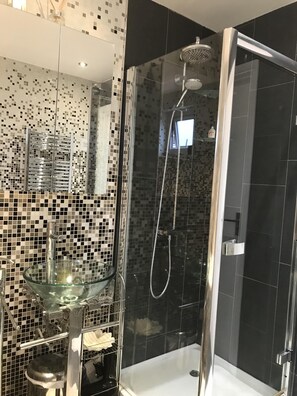 Badewanne, Haartrockner, Handtücher, Seife