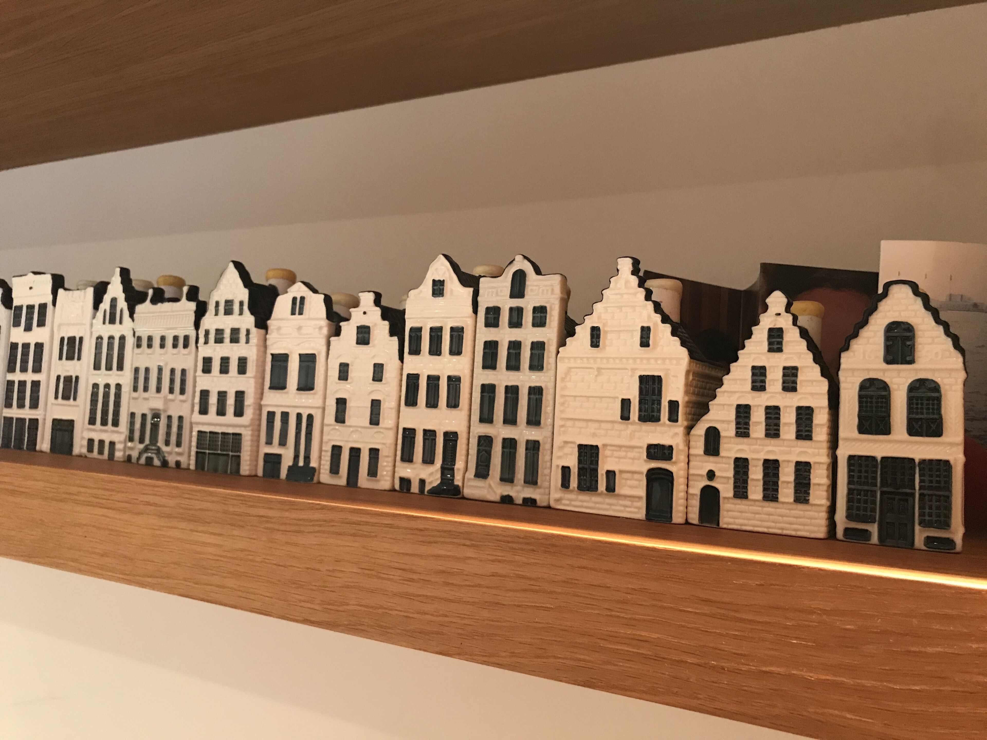 Eine Reihe von Modellgebäuden unterschiedlicher Architektur, präsentiert auf einem Holzboden.