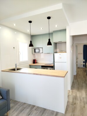 Fridge, microwave, oven, stovetop - APARTMENT SON PARC PLAYA & GOLF (Son Parc)