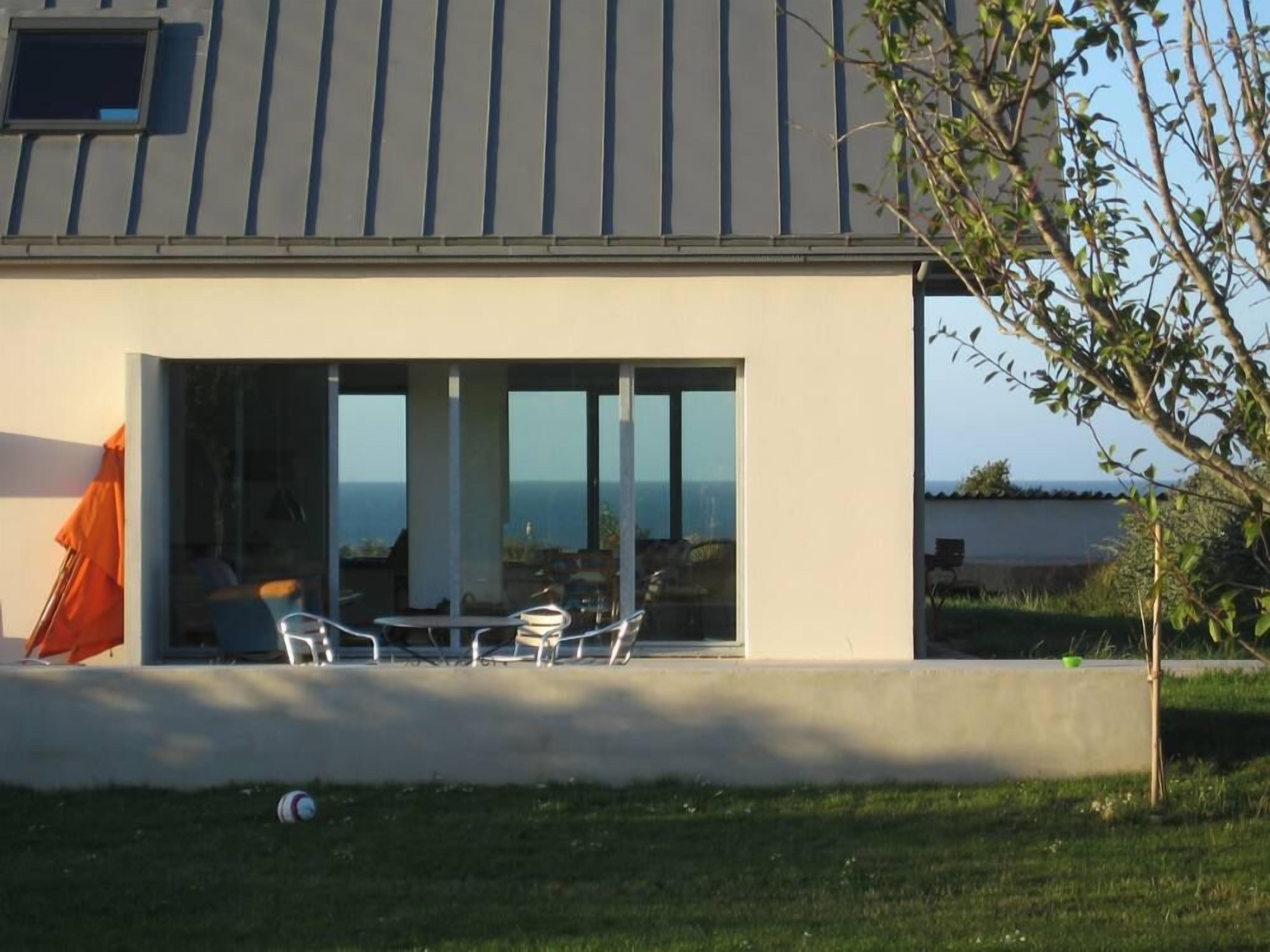 Coucher de soleil, vue sur la mer à travers la maison