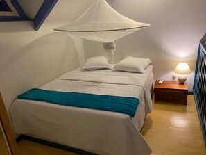 1 habitación, tabla de planchar con plancha, cuna de viaje y wifi 