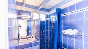 Douche, sĂšche-cheveux, serviettes fournies, papier toilette