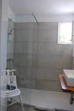Dusche, Haartrockner, Handtücher, Toilettenpapier