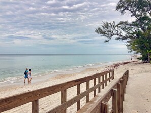 Una playa cerca, sillas reclinables de playa, toallas de playa