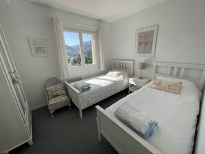 4 habitaciones, tabla de planchar con plancha y cuna de viaje 