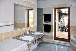 Combined shower/bathtub, hair dryer, soap, toilet paper - Comfortable holiday home, exclusive location on the windmill, near Warnemunde (Elmenhorst/Lichtenhagen)
