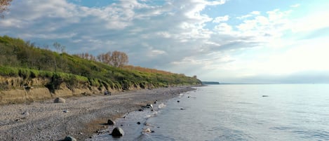 Vlak bij het strand, ligstoelen aan het strand