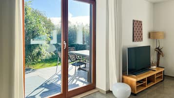 テレビ、暖炉、書庫