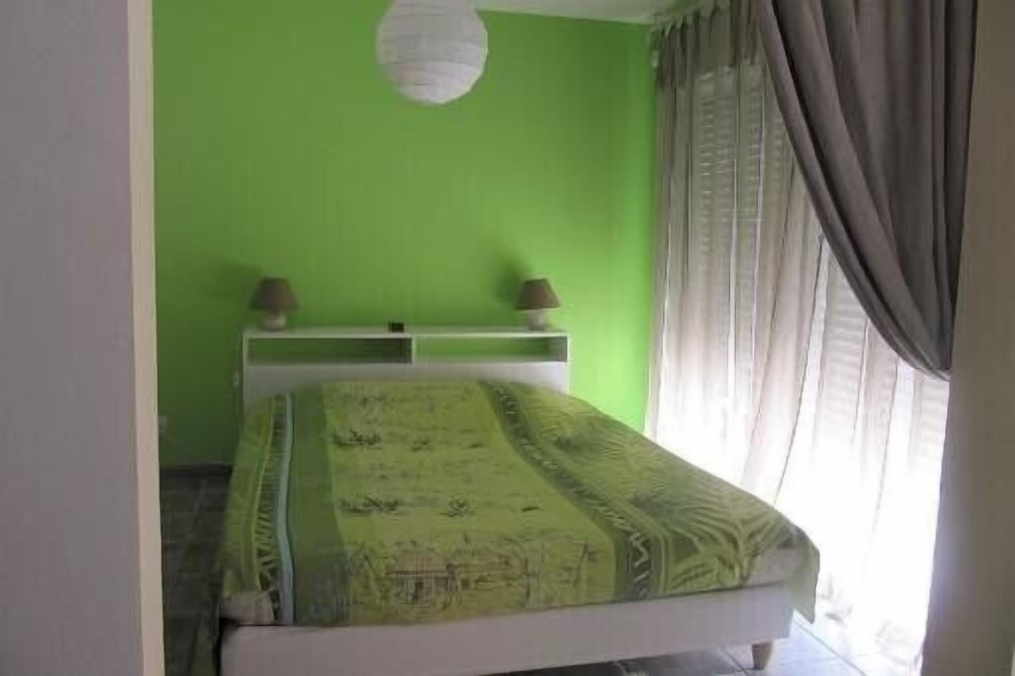 Air-conditioned cottage for 4 people with heated swimming pool in Les Taillades in the Luberon