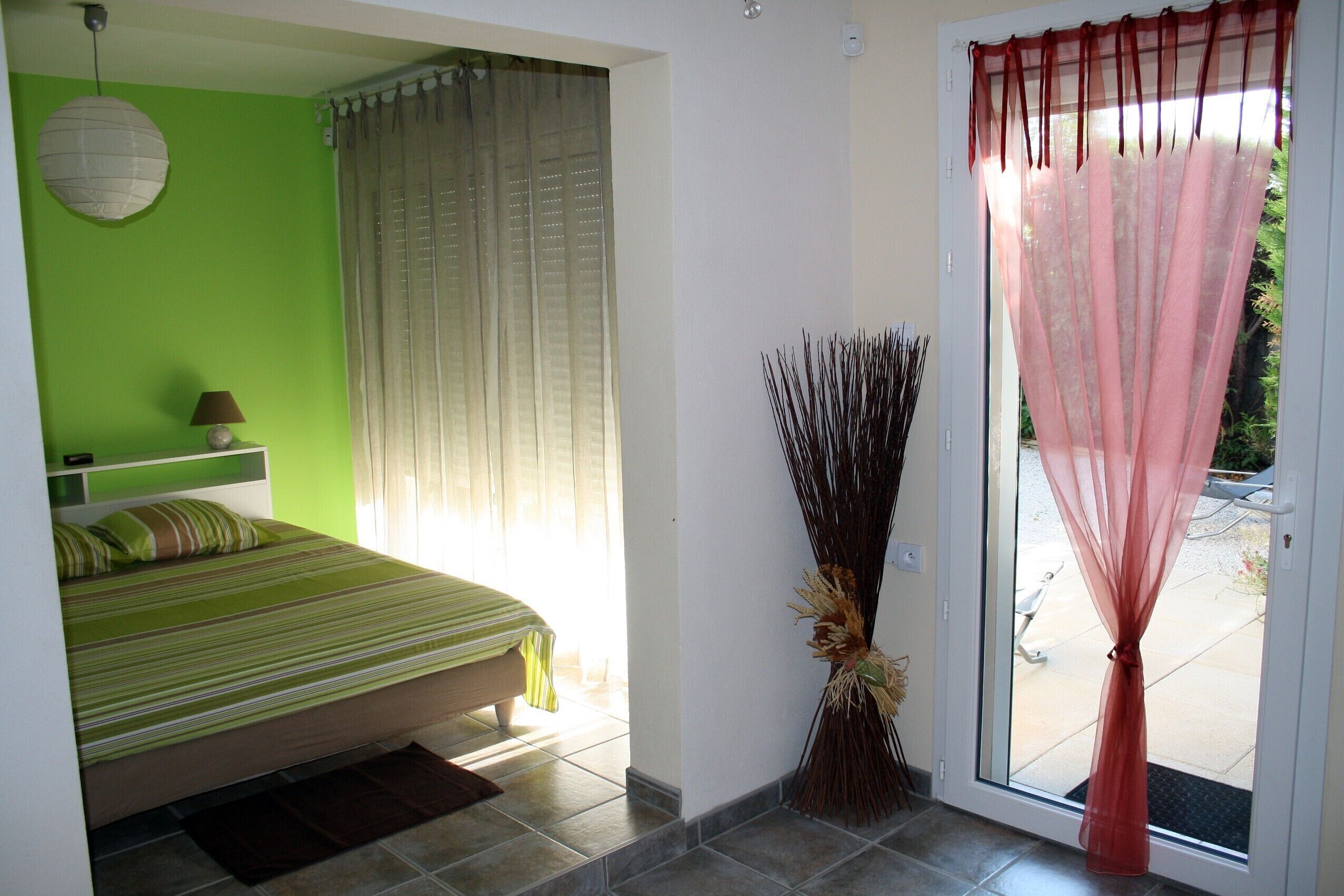 Air-conditioned cottage for 4 people with heated swimming pool in Les Taillades in the Luberon