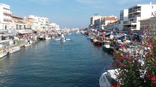 Apartment, sea view with terrace 50M from the beach, large garage.
