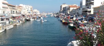 Apartment, sea view with terrace 50M from the beach, large garage.