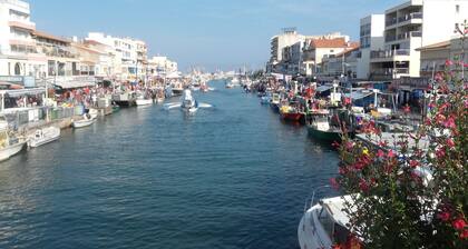 Apartment, sea view with terrace 50M from the beach, large garage.
