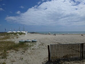 På stranden