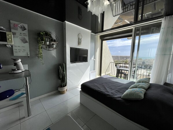 1 غرفة نوم وخزنة داخل الغرفة ومكواة/لوح كي