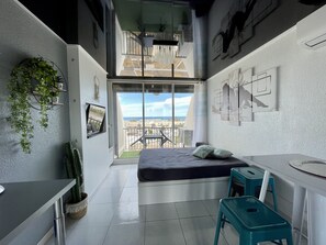 1 غرفة نوم وخزنة داخل الغرفة ومكواة/لوح كي