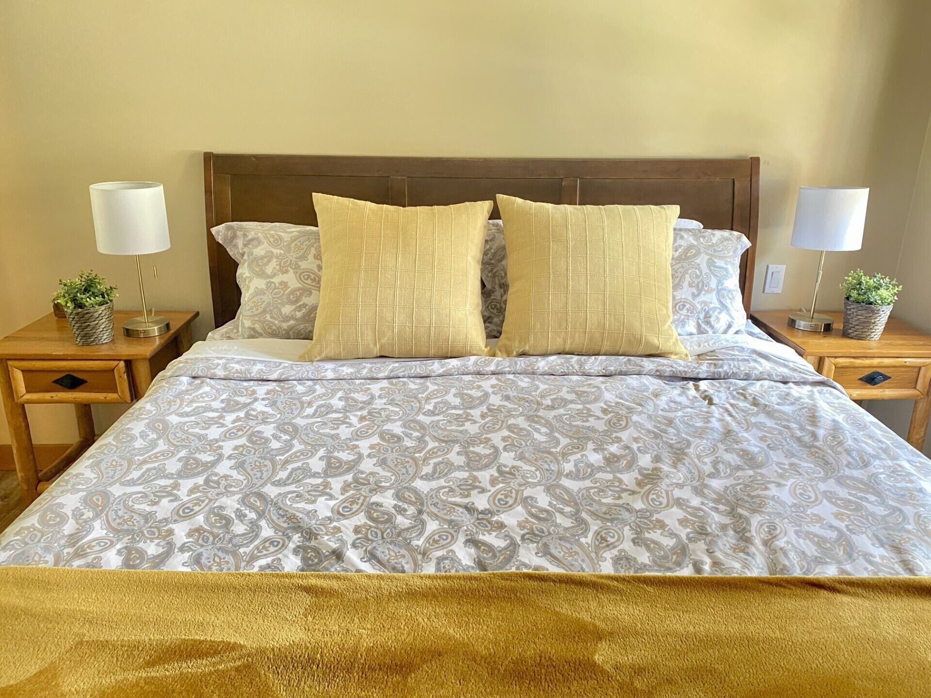 2bedrooms+2full bath. Ski in/out+locker. Upper Village. Top floor. Air Cond.