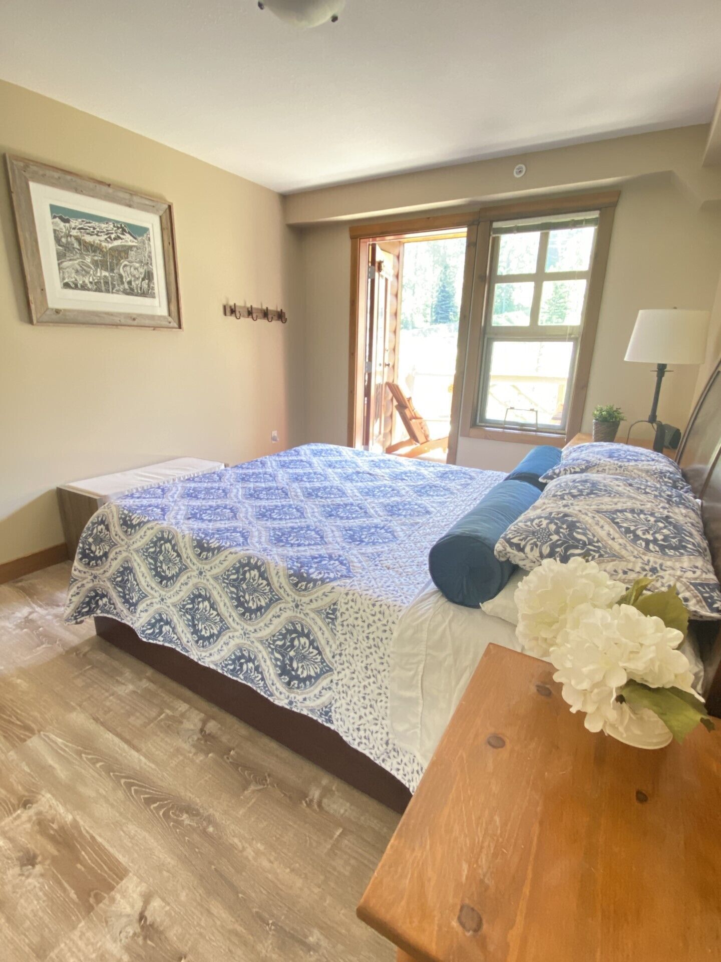 2bedrooms+2full bath. Ski in/out+locker. Upper Village. Top floor. Air Cond.