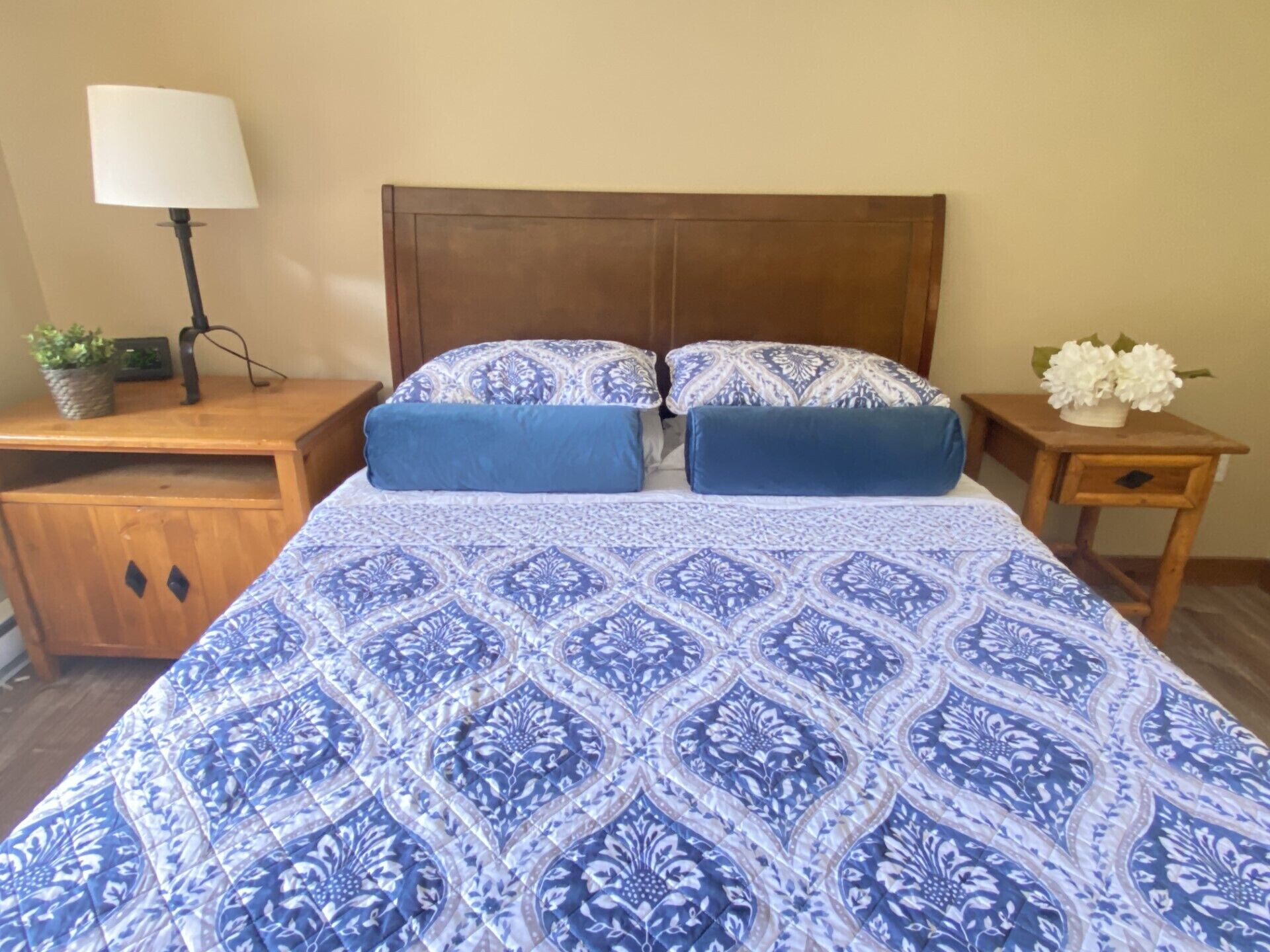 2bedrooms+2full bath. Ski in/out+locker. Upper Village. Top floor. Air Cond.