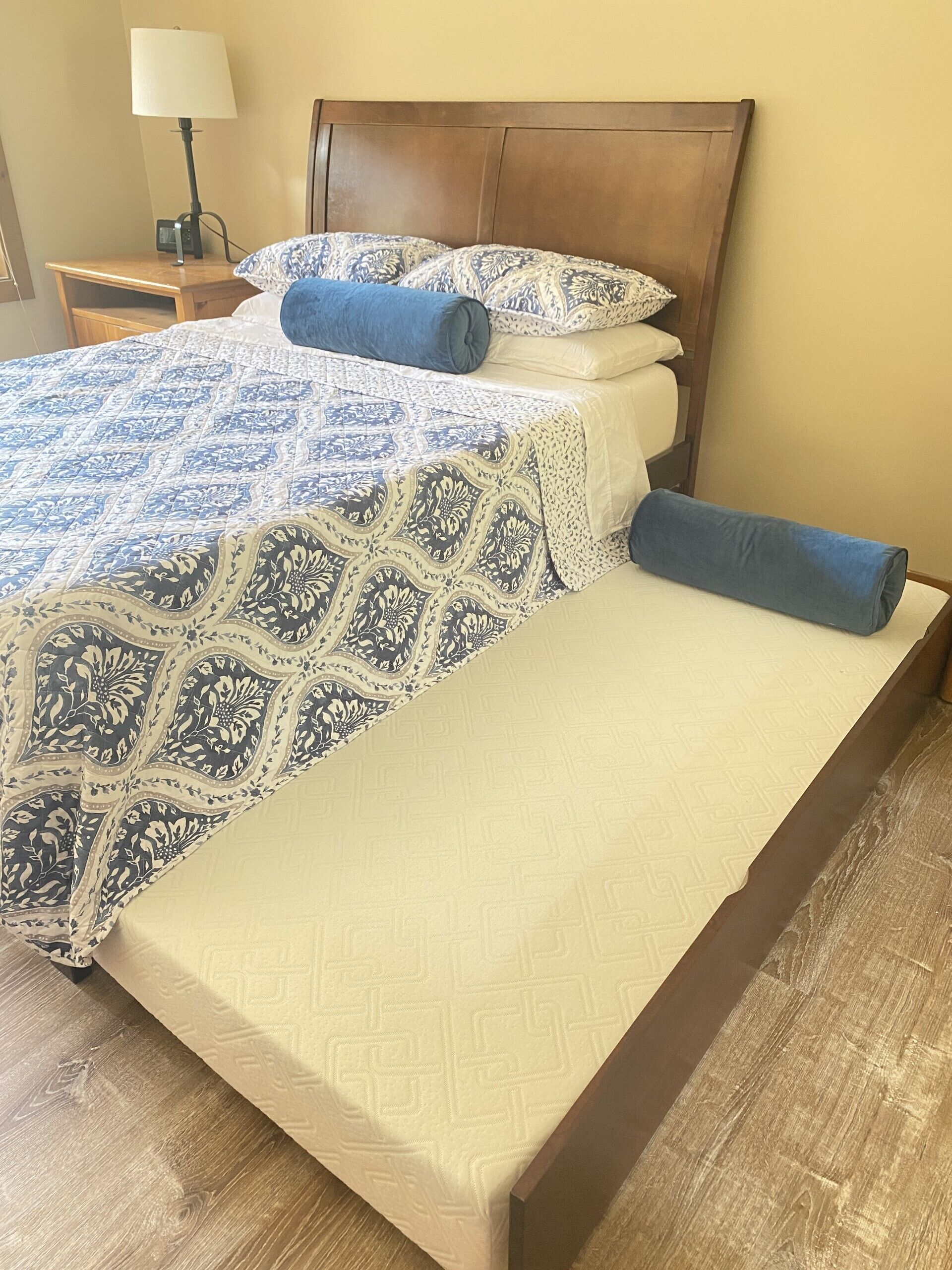 2bedrooms+2full bath. Ski in/out+locker. Upper Village. Top floor. Air Cond.