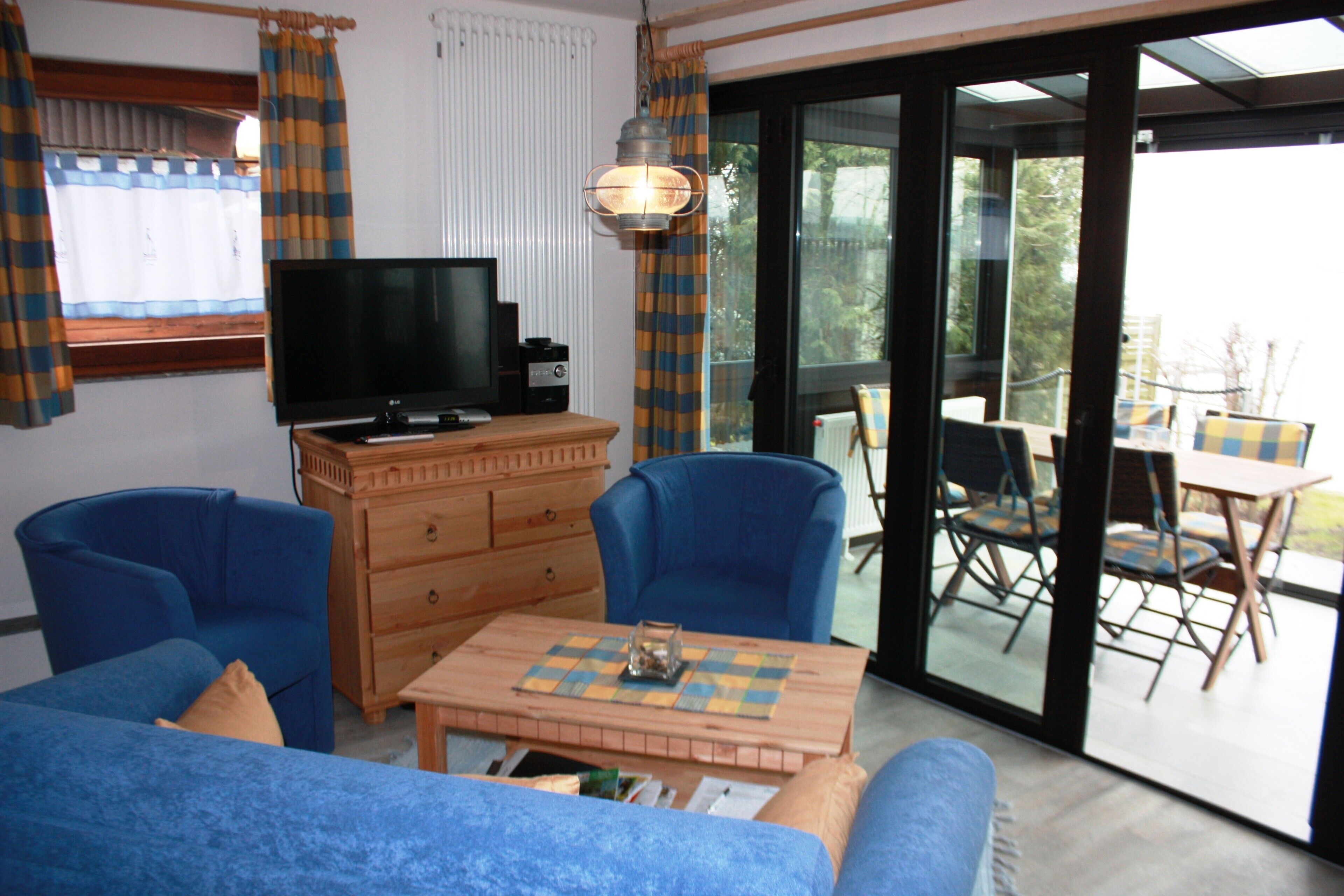 Fernseher, DVD-Player, Tischtennisplatte, Stereoanlage