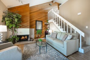Smart TV, fireplace, table tennis, music library - Water View From Every Window With Steps From The Beach (Blaine)
