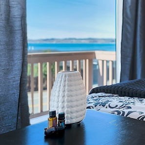 2 bedrooms, iron/ironing board, free WiFi, bed sheets - Water View From Every Window With Steps From The Beach (Blaine)