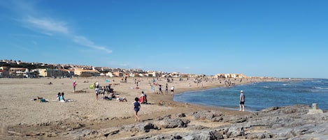 Una spiaggia nelle vicinanze