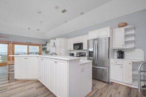 ثلاجة، ميكروويف، �فرن، موقد طهي مسطح