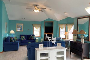 Televisión, chimenea, reproductor de DVD y estéreo 