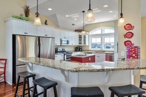 Frigorifero con congelatore, microonde, forno, piano cottura