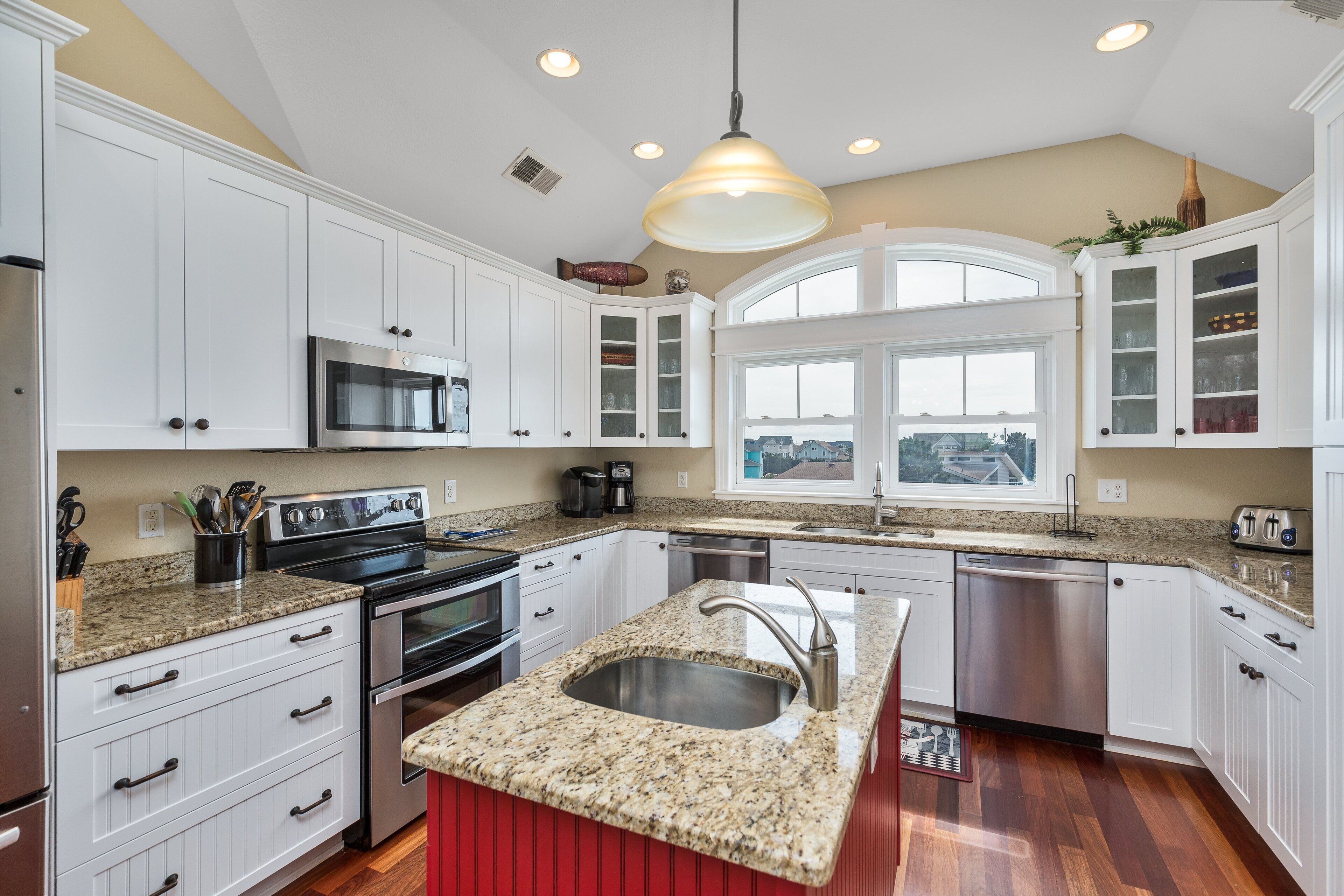 Full-size fridge, microwave, oven, stovetop