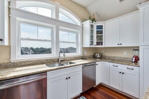 大冰箱、微波炉、烤箱、炉灶