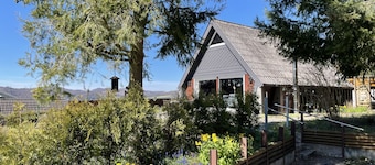 Quiet, cozy vacation home with fireplace, barbecue area and fantastic views