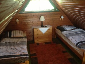 2 bedrooms, travel cot, WiFi, bed sheets