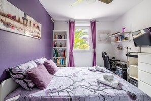 1 chambre, bureau, fer et planche Ă repasser, lit parapluie