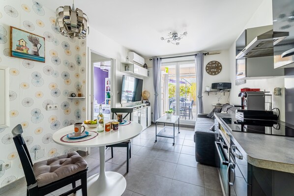 Réfrigérateur, micro-ondes, four, plaque de cuisson