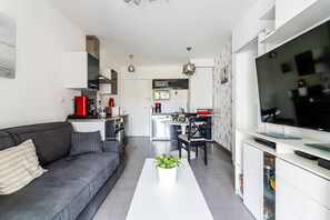 Fernseher, DVD-Player, Bücher, Musikbibliothek