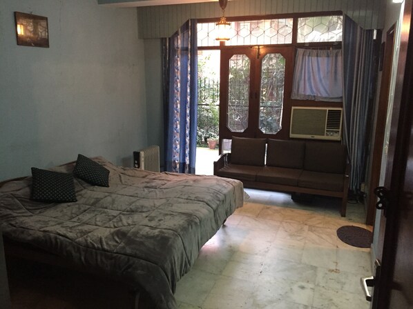 2 bedrooms, WiFi, bed sheets - Beautiful flat in Hauz Khas close to important land marks in NewDelhi (New Delhi)
