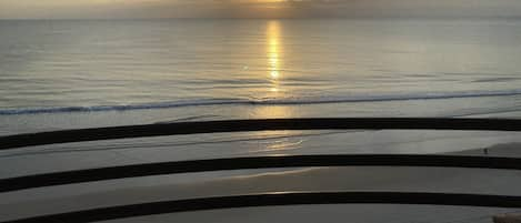 Strand | Aan het strand, ligstoelen aan het strand, strandlakens