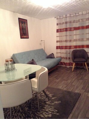 Een televisie en boeken