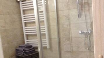 Douche, serviettes fournies, savon, papier toilette