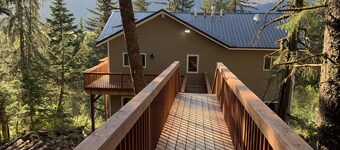 Stunning New Girdwood Home Minutes from Alyeska