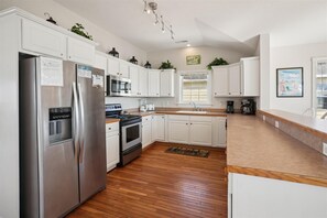 ثلاجة، ميكروويف، فرن، موقد طهي مسطح